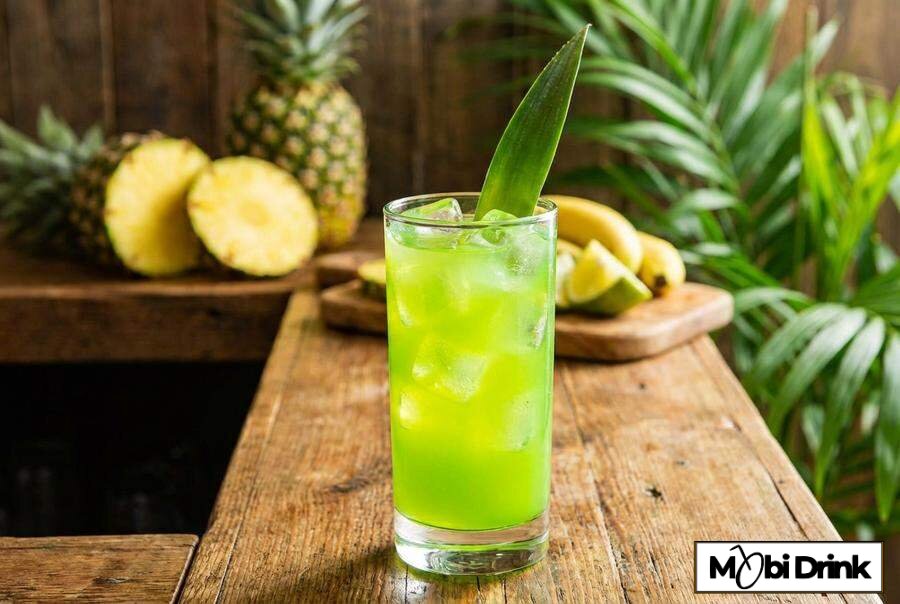 Zielony drink z Malibu i sokiem ananasowym
