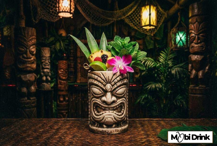 Mocny drink Zombie w kubku tiki