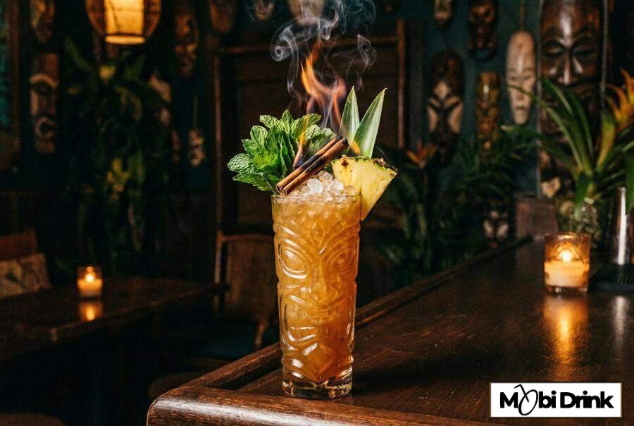 Mocny drink Zombie z dekoracją tiki