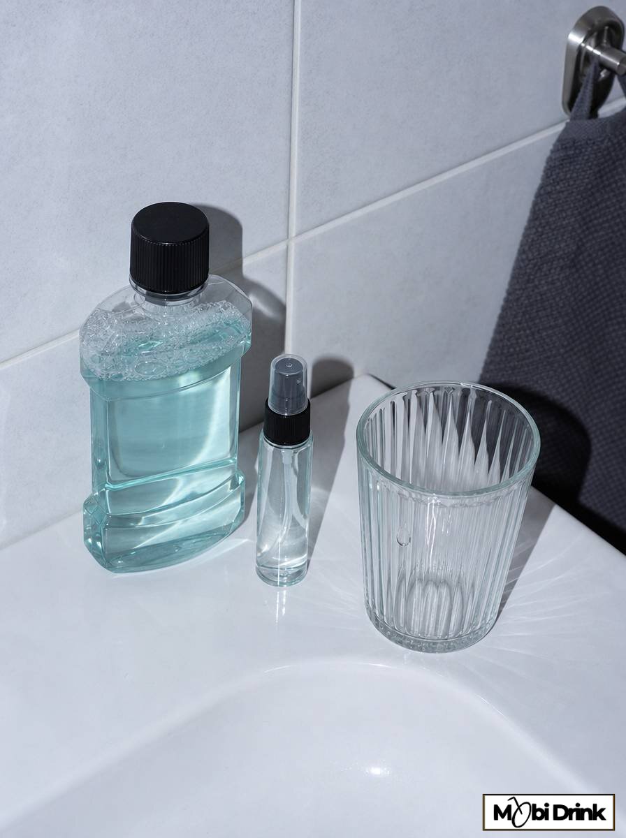 Płyn do płukania ust i spray do odświeżania oddechu na umywalce w łazience